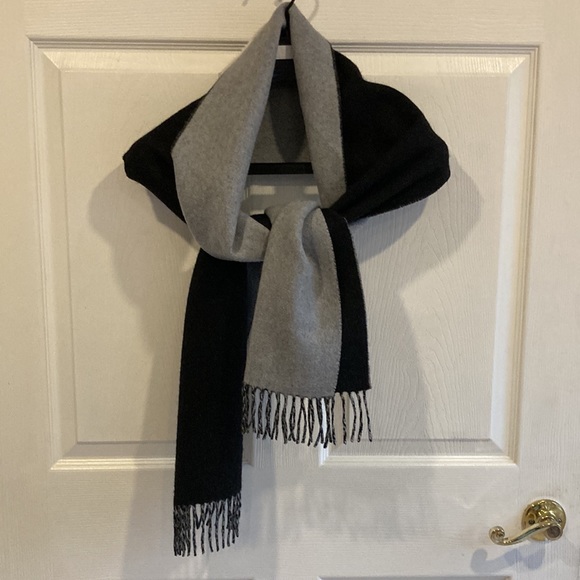 Nordstrom NWOTcashmere & wool blend two-tone gray and black scarf. - Picture 3 of 5